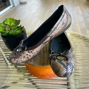 Geox size 9 piuma  ballet flat snake skin